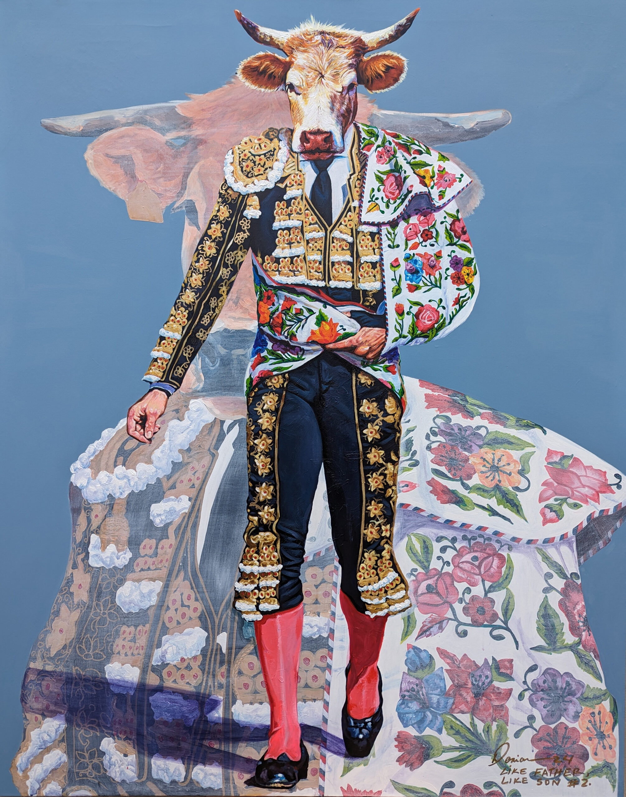 Sobre un fondo neutro, destacan los retratos de dos figuras humanas con cabezas de ganado, uno de ellos al fondo de la composición en tonos más claros y medio cuerpo y el otro en primer plano con cuerpo entero. Ambos visten esmoquin y toga de torero sobre uno de sus hombros..