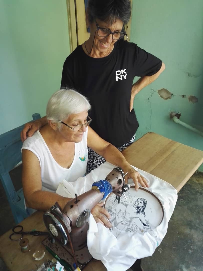 La realización de una instalación con ropa de cuna y sueños