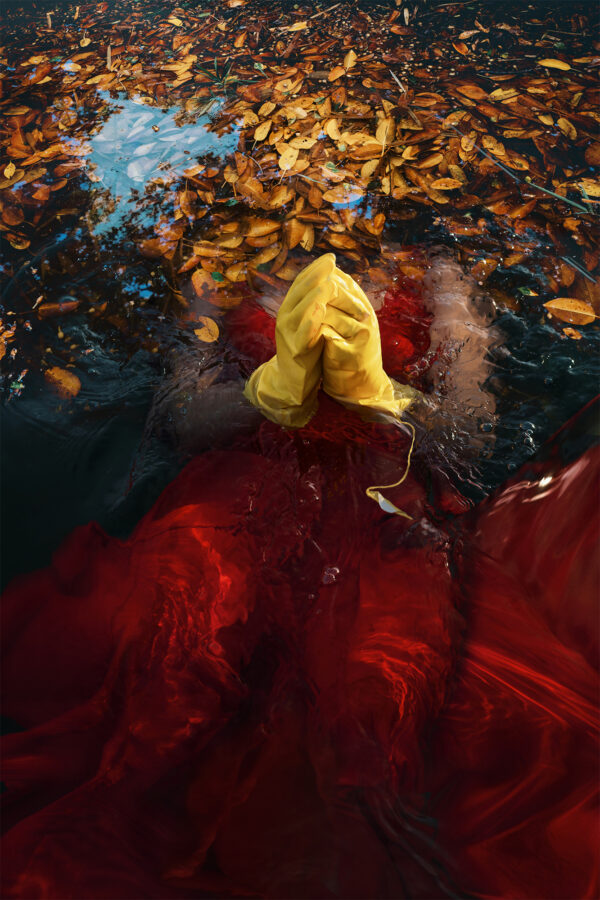 Mujer con guantes amarillos