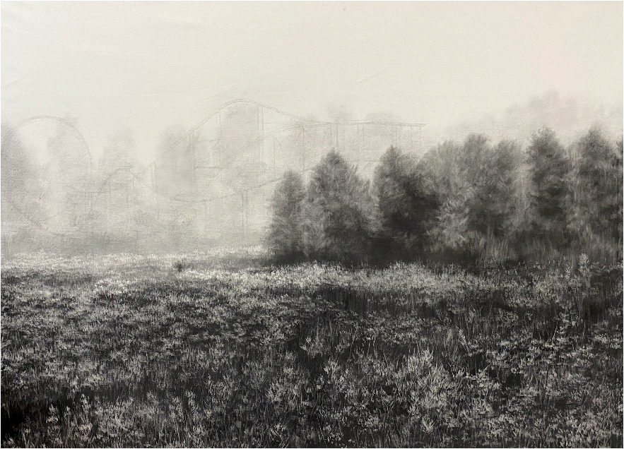 La imagen muestra un paisaje brumoso con un vasto campo en primer plano. En el fondo, El débil contorno de una estructura de montaña rusa es apenas visible a través de la niebla, creando una atmósfera de misterio y distancia. A la derecha, Una densa hilera de árboles proporciona contraste y define el espacio natural. Esta escena, Característica del arte cubano contemporáneo, refleja una tensión simbólica entre lo artificial y lo natural, Explorando conceptos de memoria, nostalgia, y el paso del tiempo.